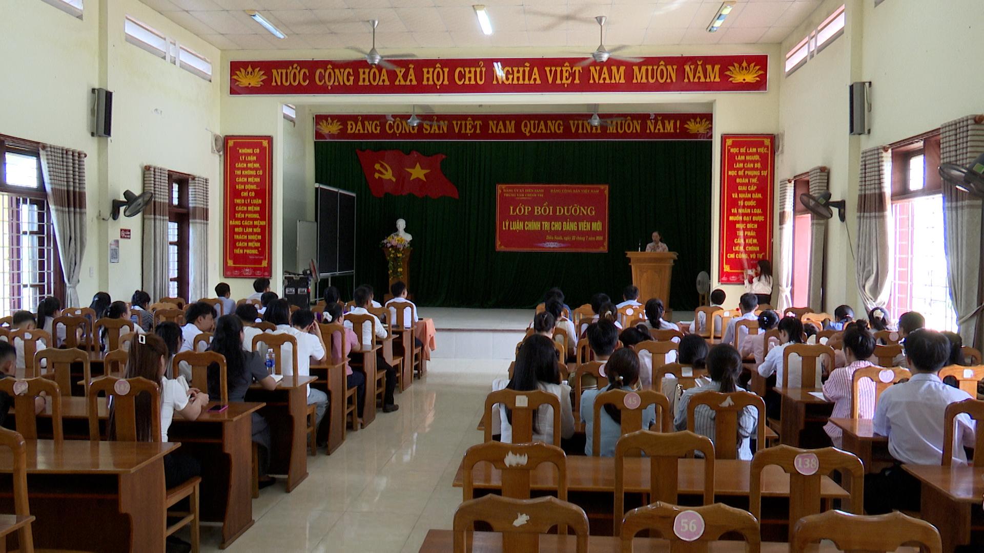 Bế mạc lớp bồi dưỡng lý luận chính trị cho đảng viên mới